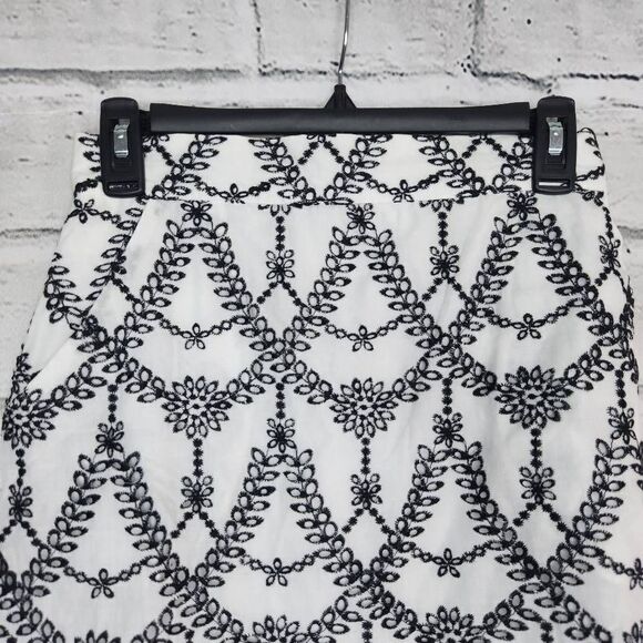 MinkPink Embroidered Floral Harvey Mini Shirt Black And White Size Small NWT - Picture 2 of 13